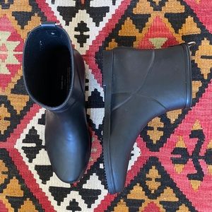 Alice and whittled rain boot